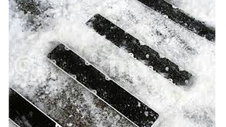 公交车车厢贴防滑胶带，方便乘客雪天安全上下车